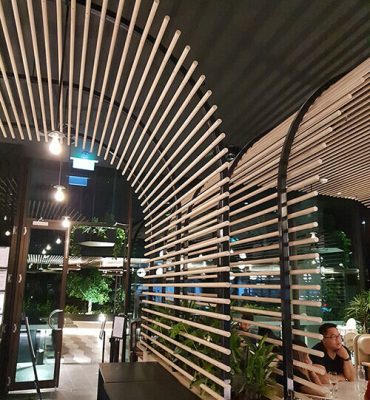Calia-melbourne-timber-look-aluminium-curved-battens-curved-supports2