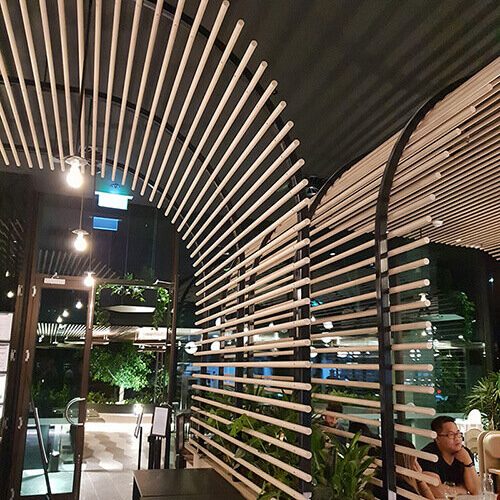 Calia-melbourne-timber-look-aluminium-curved-battens-curved-supports2