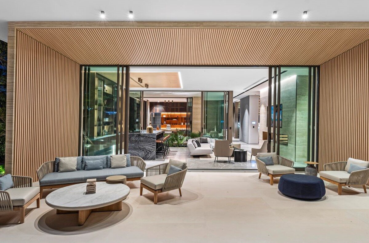 Outdoor+Entertainment+from+Kitchen+1